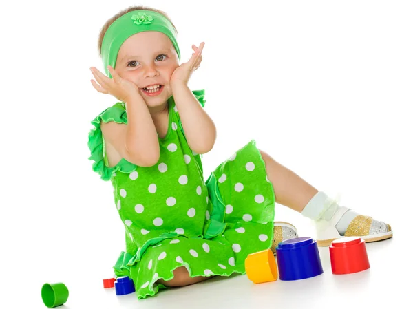 어린 소녀가 장난감 피라미드 놀고 있다 — 스톡 사진