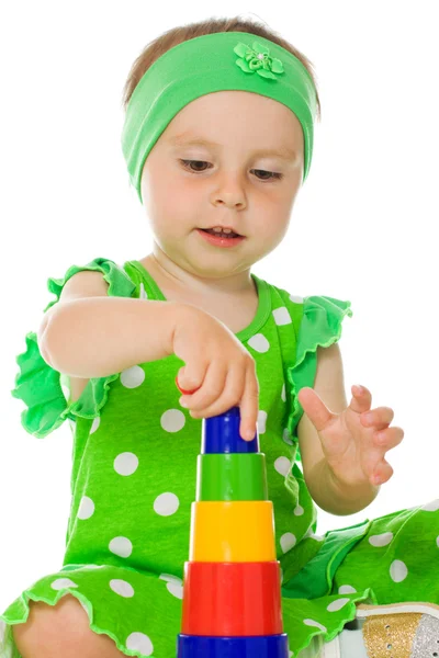 Kleines Mädchen spielt mit Spielzeugpyramide — Stockfoto