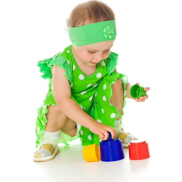 Menina está brincando com pirâmide de brinquedo — Fotografia de Stock