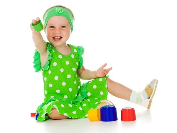 Little girl is playing with toy pyramid — Stockfoto