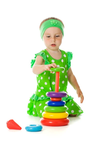 Küçük kız oyuncak piramit ile oynuyor — Stok fotoğraf