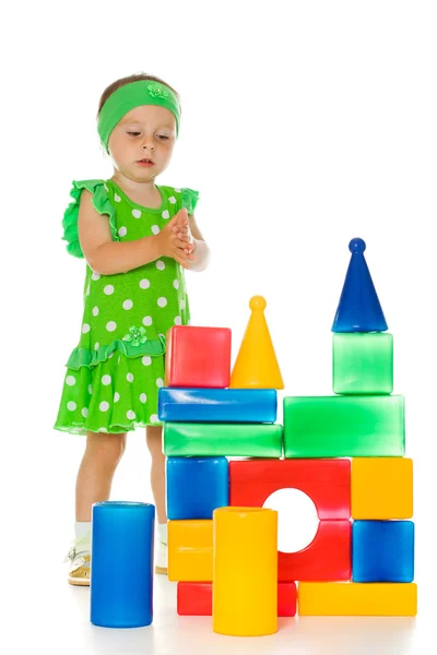 Маленька дівчинка грає з іграшковими кубиками — стокове фото