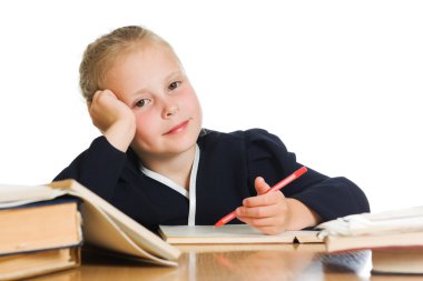 kız öğrenci bir masada yazıyor