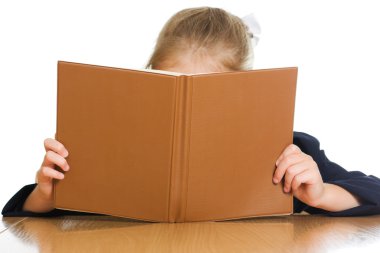 kız öğrenci bir kitap gizleme
