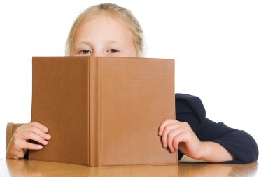 kız öğrenci bir kitap gizleme