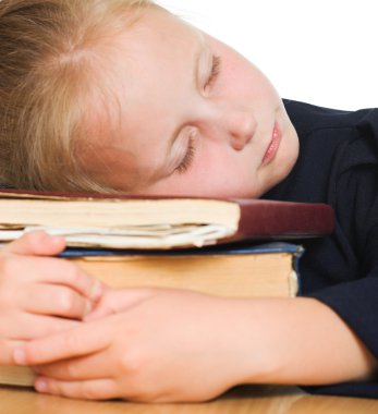 kız kitapları uyuyor.