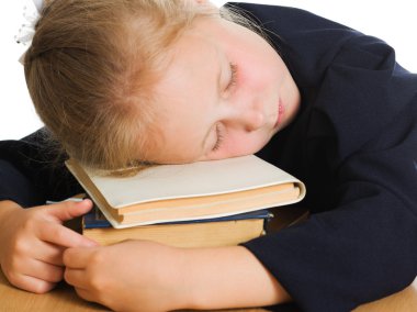 kız kitapları uyuyor.