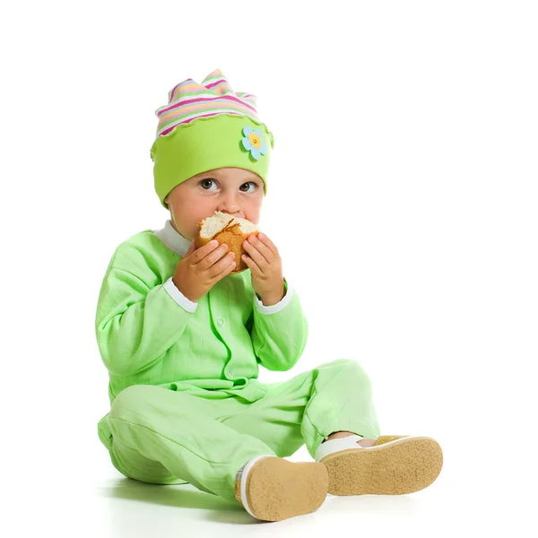 Schattige baby eet het brood — Stockfoto