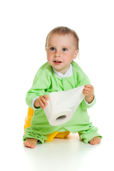 Criança em jogo potty com papel higiênico — Fotografia de Stock