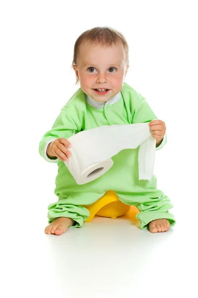 Bambino su vasino gioca con carta igienica — Foto Stock
