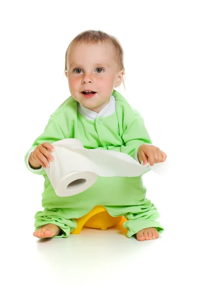 Niño en el orinal jugar con papel higiénico —  Fotos de Stock