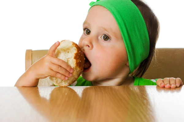 Гарненька дівчинка їсть хліб — стокове фото