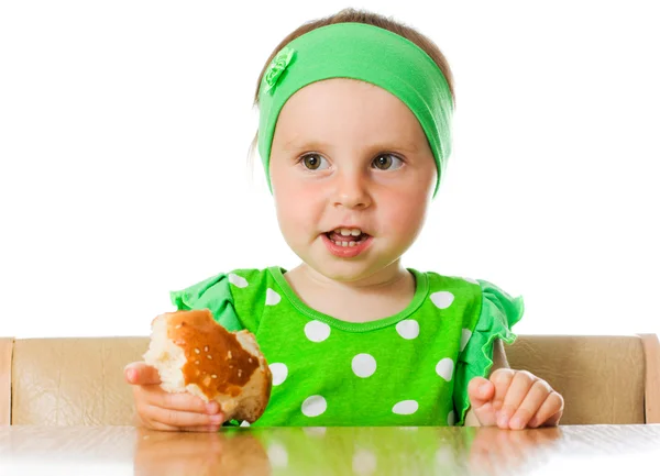Bella bambina mangia il pane — Foto Stock