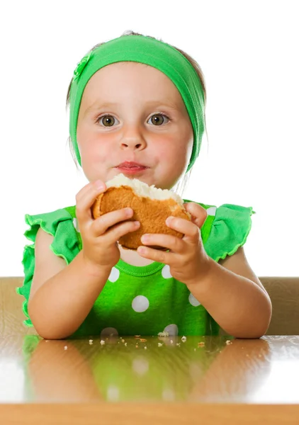 Όμορφο κοριτσάκι που τρώει ψωμί — Φωτογραφία Αρχείου