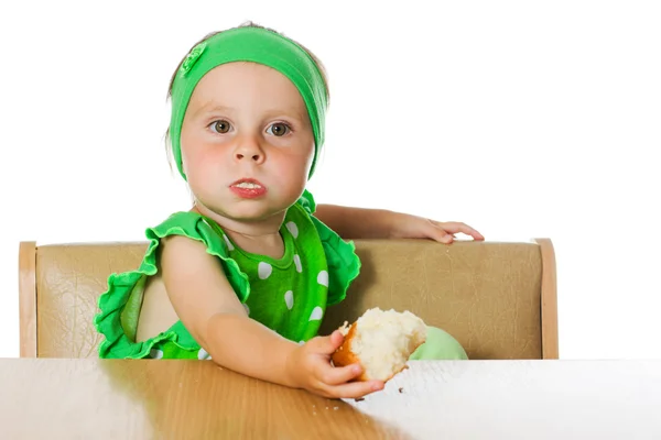 かわいい女の子はパンを食べる — ストック写真