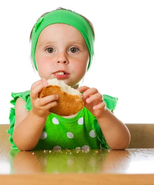 Bella bambina mangia il pane — Foto Stock