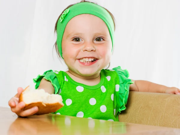 Bella bambina mangia il pane — Foto Stock