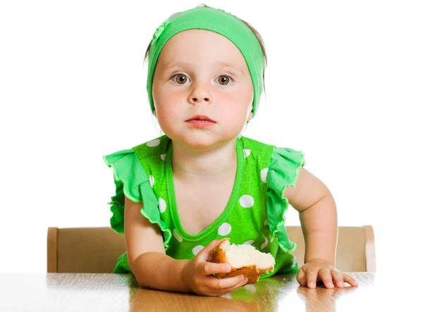 Красивая маленькая девочка ест хлеб — стоковое фото