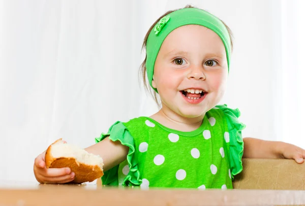 Pretty little girl eats bread — Stock Photo, Image