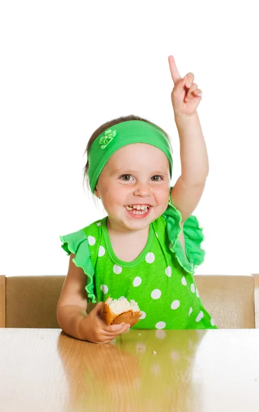 Hezká holčička jí chléb — Stock fotografie