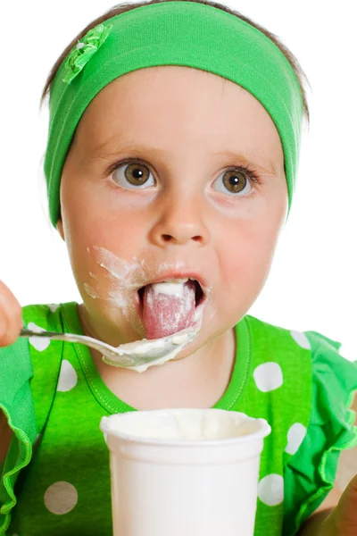 女孩吃用勺子乳品产品. — 图库照片