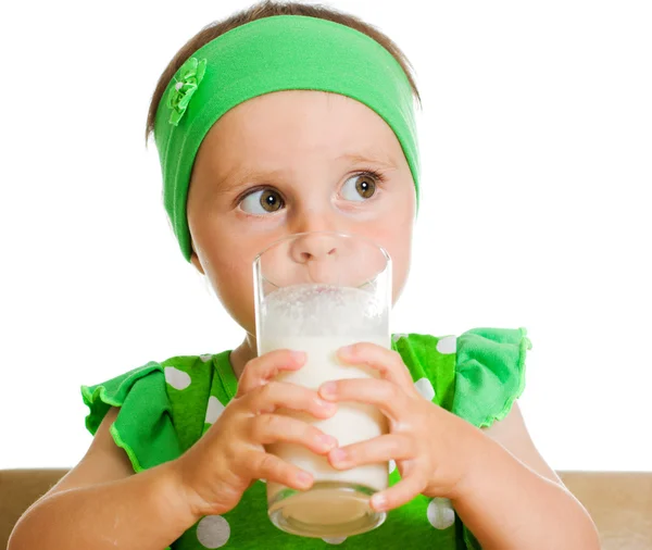 Söt liten flicka dricka mjölk från stora glas — Stockfoto
