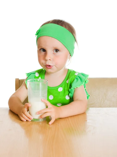 Schattig klein meisje melk drinken van grote glazen — Stockfoto