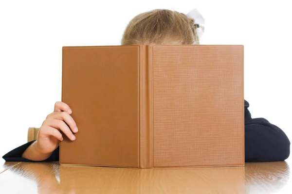 Studentessa si nasconde dietro un libro — Foto Stock