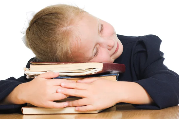 Mädchen schläft auf den Büchern. — Stockfoto