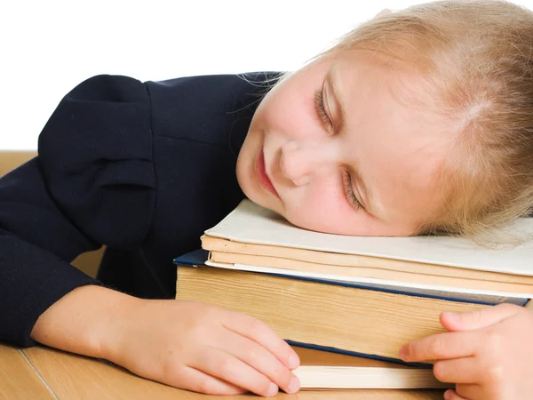 Mädchen schläft auf den Büchern. — Stockfoto