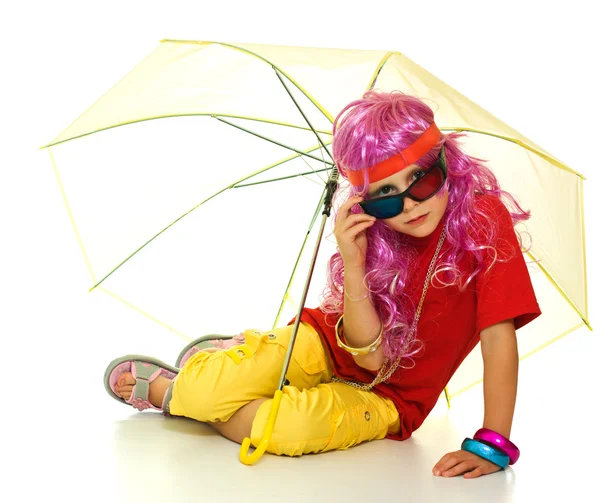 Uma menina em roupas extravagantes, guarda-chuva e óculos 3d — Fotografia de Stock