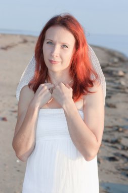 Beyaz şapkalı güzel kadın