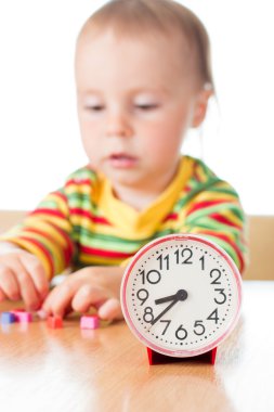 saati ile küçük şirin bebek