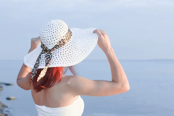 Όμορφη γυναίκα στο λευκό καπέλο — Φωτογραφία Αρχείου