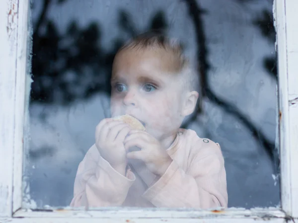 Bambino che guarda dalla finestra — Foto Stock