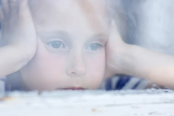 genç kız penceresinden bakıyor