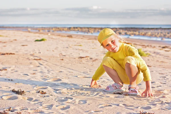 Bella ragazza con un tappo a sfera giallo — Foto Stock