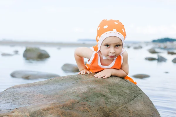 Little baby girl walking on the water — Stock Photo, Image