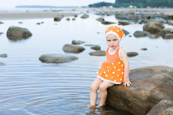 Pequena menina caminhando na água — Fotografia de Stock