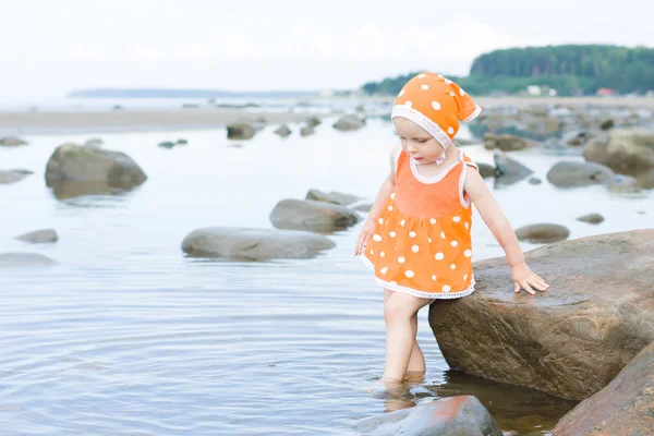 Little baby girl walking on the water — Stock Photo, Image