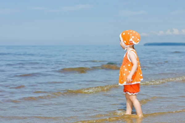 Little baby girl walking on the water — Stock Photo, Image