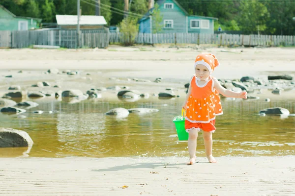 The little girl on the beach — Stock Photo, Image