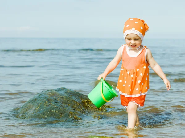 Το μικρό κορίτσι στην παραλία — Φωτογραφία Αρχείου