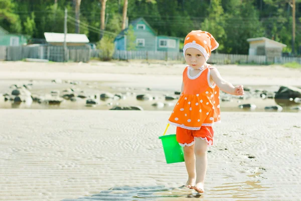A menina na praia — Fotografia de Stock