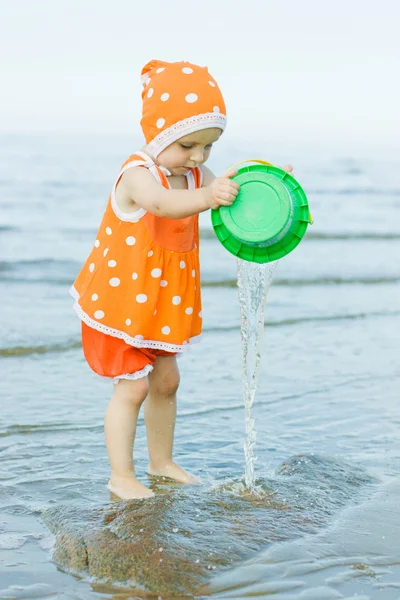 Den lilla flickan på stranden — Stockfoto
