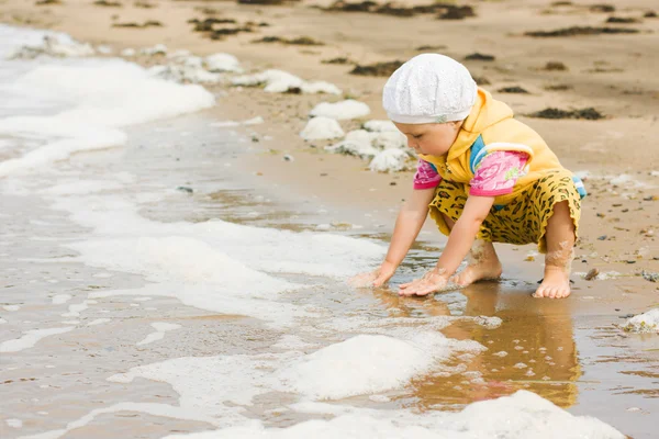 Bambino che gioca sulla spiaggia — Foto Stock