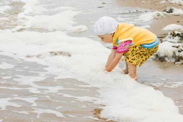 Bambino che gioca sulla spiaggia — Foto Stock