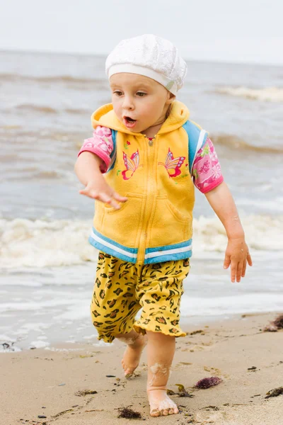 海滩上的小孩 — 图库照片