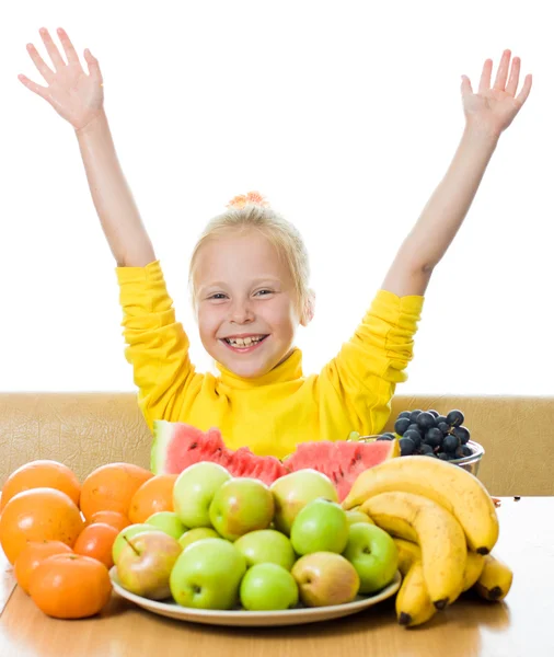 Menina come frutas — Fotografia de Stock