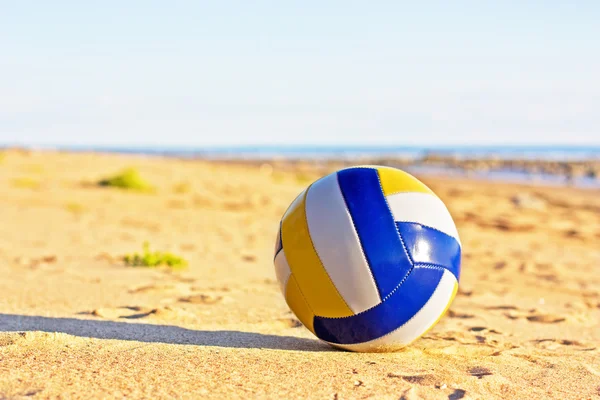 Volleyball in the sand — Stock Photo, Image